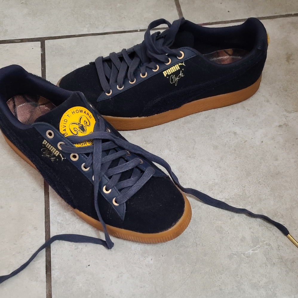 LIKE NEW Rare signature pumas ( box included